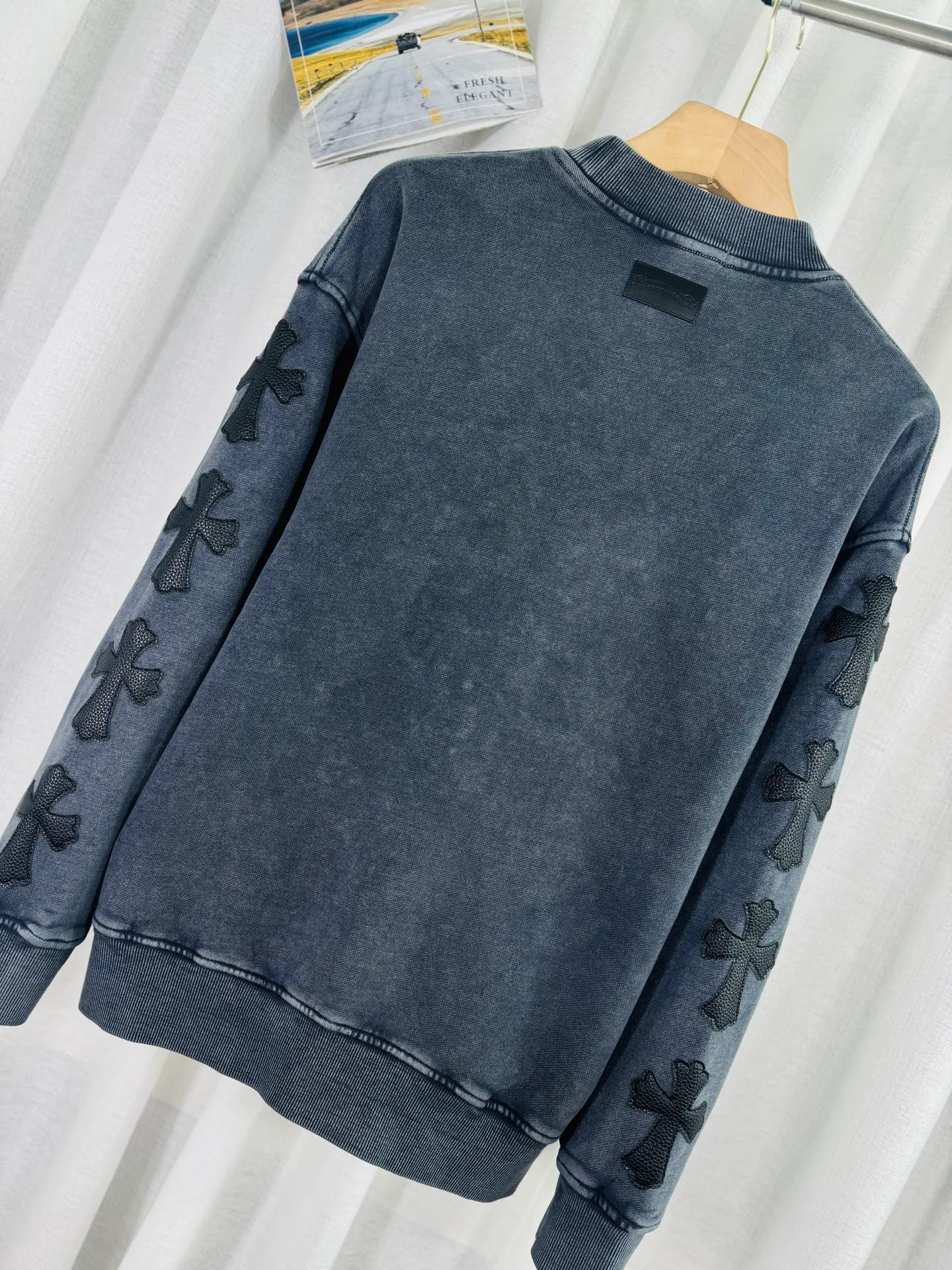 P270 top version, real shot without P, ​​different from market currency) 𝗖𝗵𝗿𝗼𝗺𝗲 𝗛𝗲𝗮𝗿𝘁𝘀/Cro Heart 2025 Washed Leather Embroidery Autumn and Winter New Original Single Counter American Laser Burnt 3D Three-dimensional Color Embroidered Couple Casual Sweater 👑The highest version! Customized fabric 420g tripe terry fabric! American acid-washed and distressed original fabric, laser burnt pattern ✟Skin embroidery, exquisite embroidery of letters! The best-selling model in the counter, very comfortable to wear. Accessories: original molded and authenticated collar label➕100% silk wash label. Genuine purchase-grade original hangtag➕matching hanging rope➕3D hanging beads➕original packaging bag. Craftsmanship: The original version has consistent wiring! The highest version of the armhole matching technique! Color: Gray Black Size: S M L XL Style No.: 9314